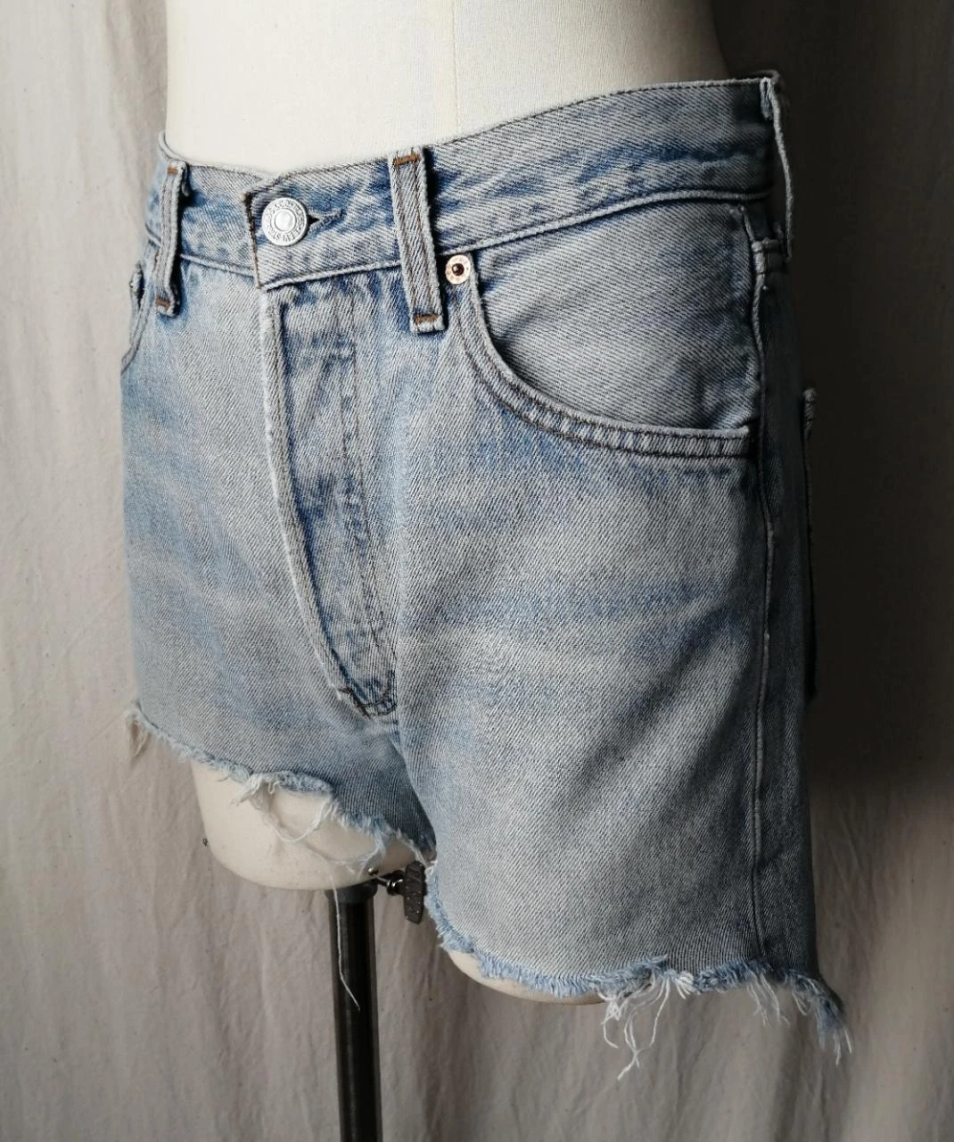 Lichte blauwe spijkerbroek met used effect en franjes "Levi's" 501 – photo 2